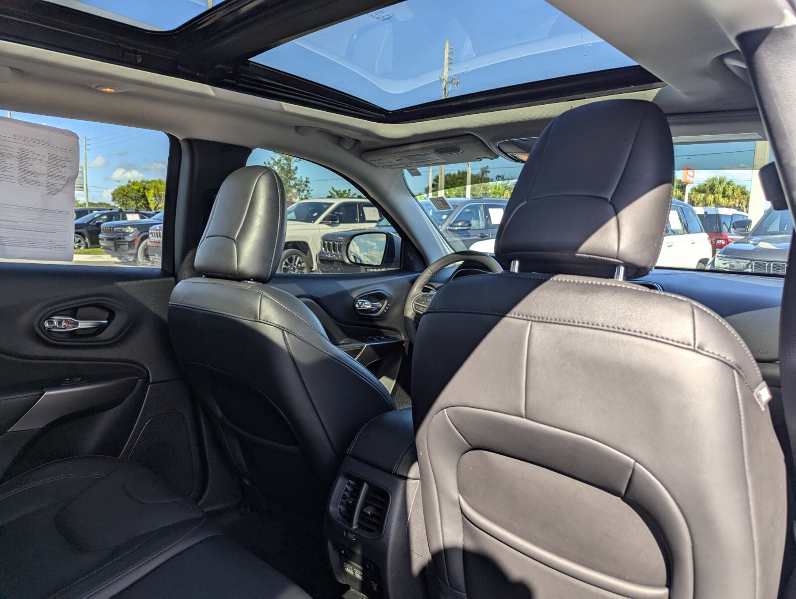 2021 Jeep Cherokee - Photo 12