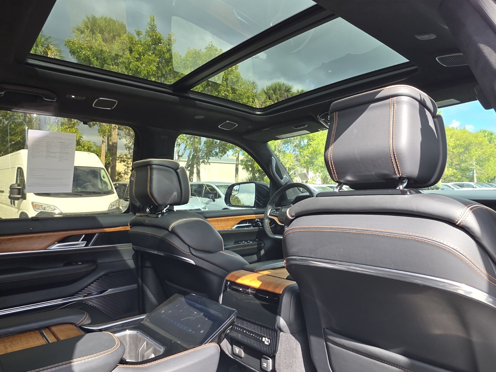 2023 Jeep Grand Wagoneer - Photo 12
