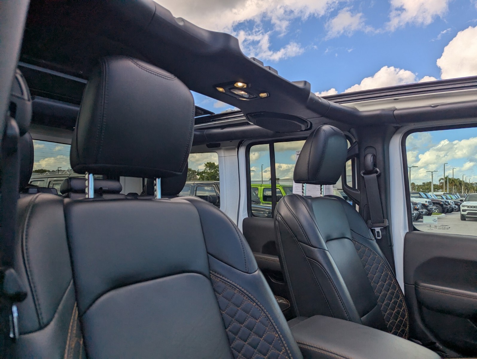 2022 Jeep Wrangler - Photo 11