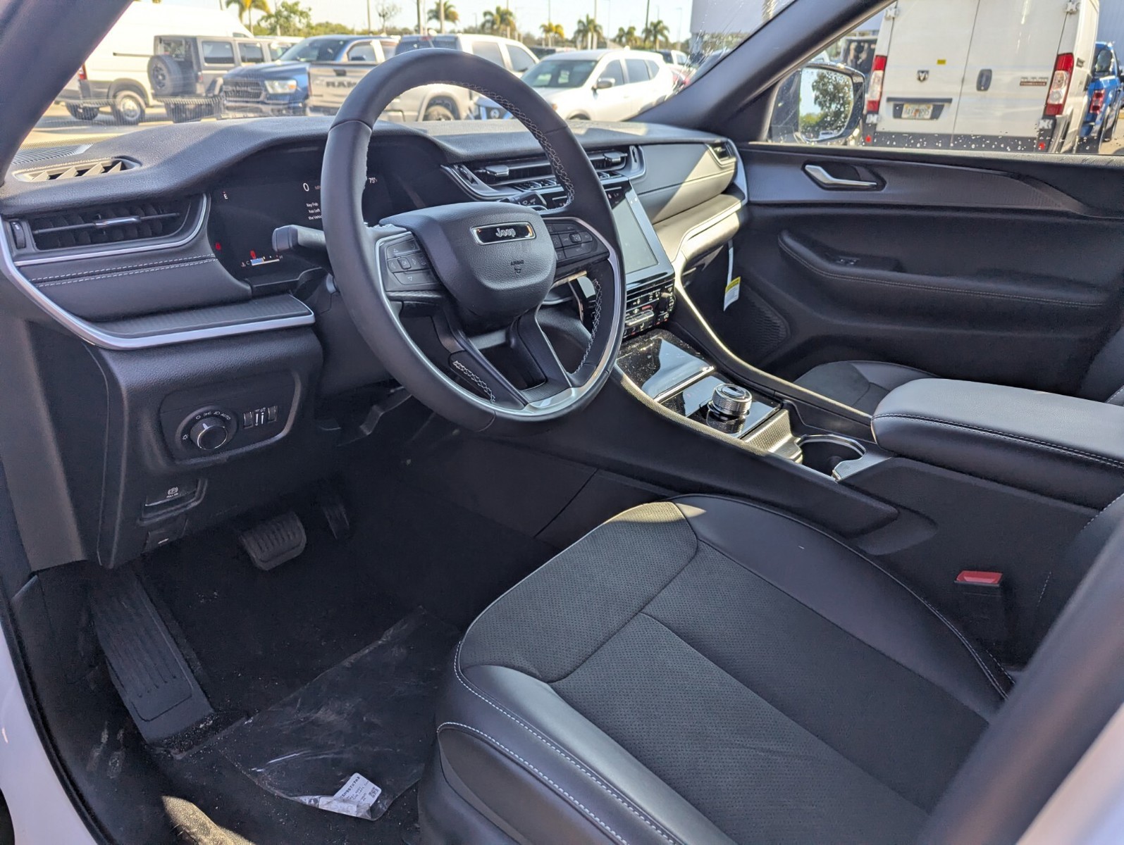 2025 Jeep Grand Cherokee - Photo 13