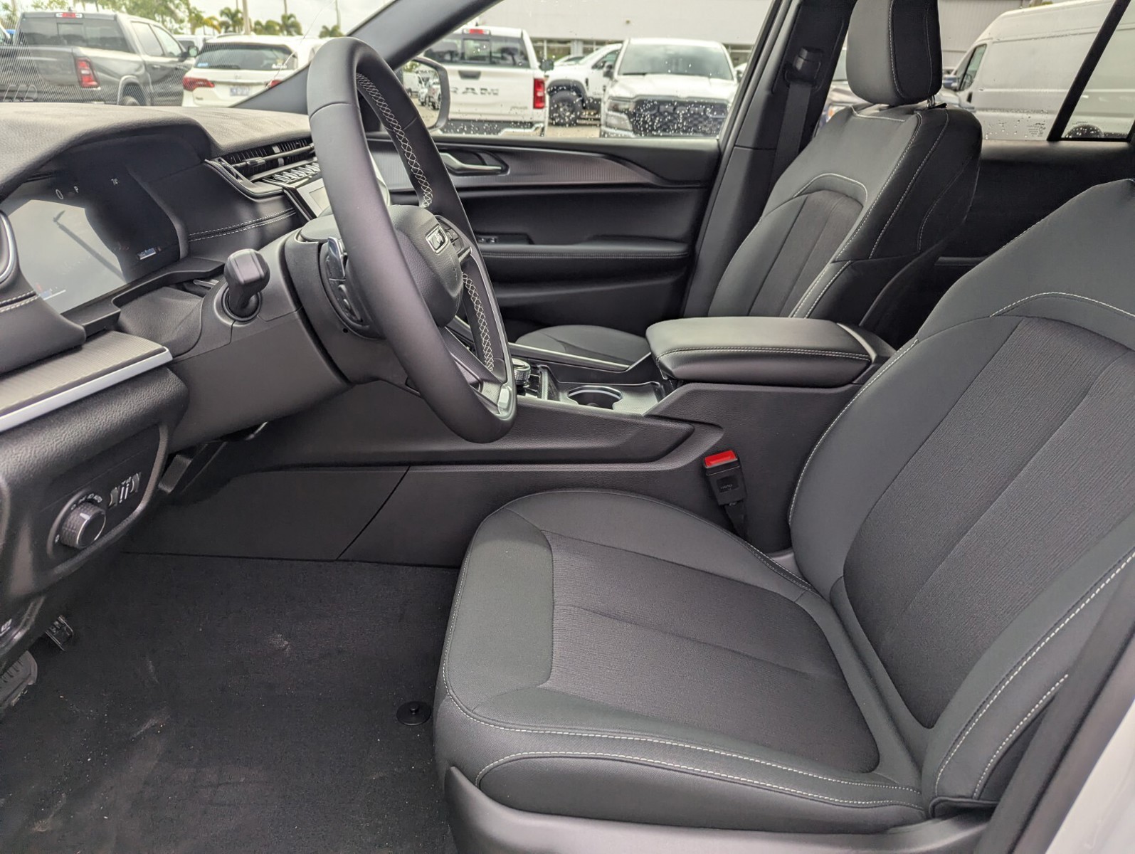 2025 Jeep Grand Cherokee - Photo 12