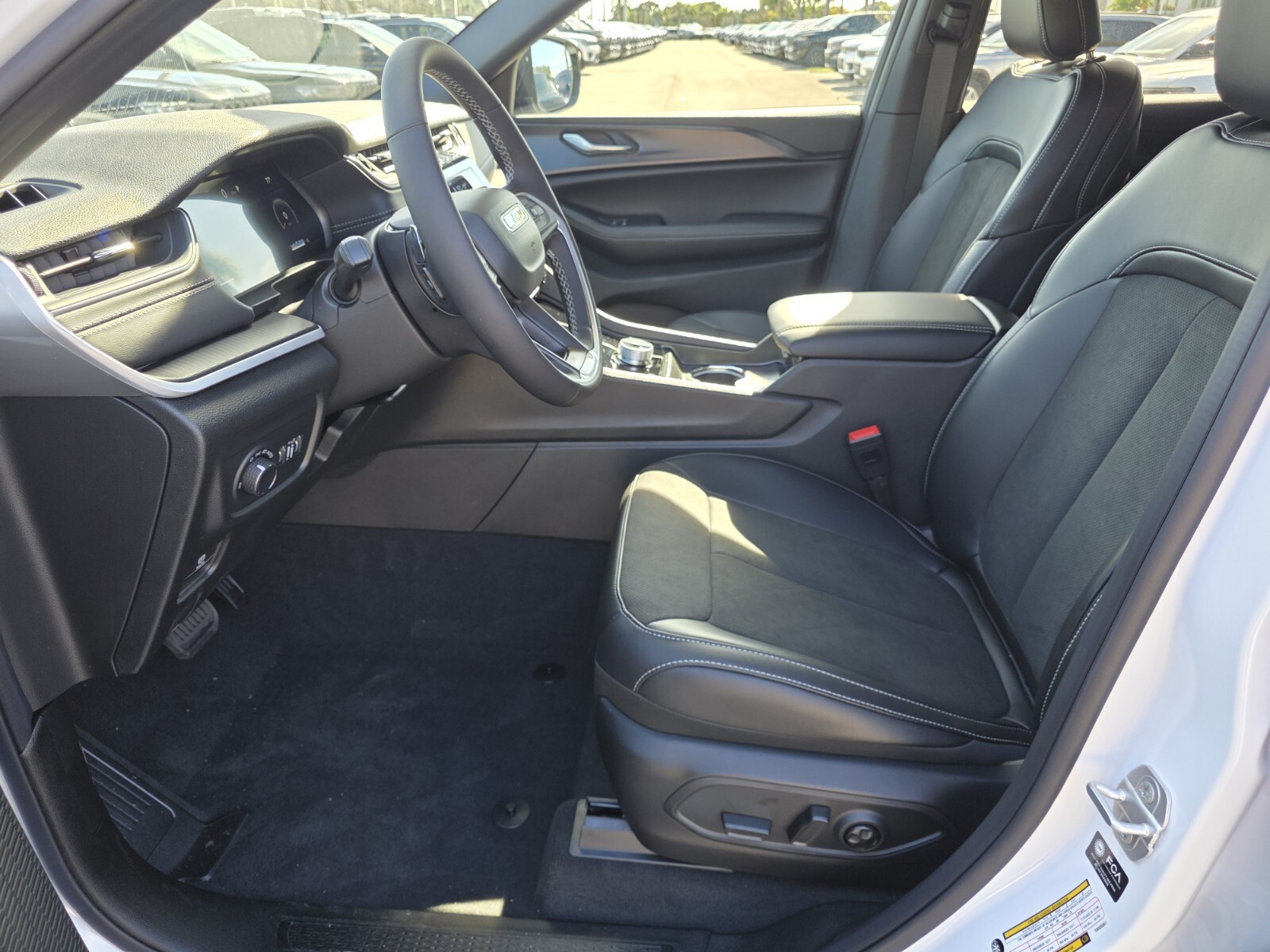 2025 Jeep Grand Cherokee - Photo 12
