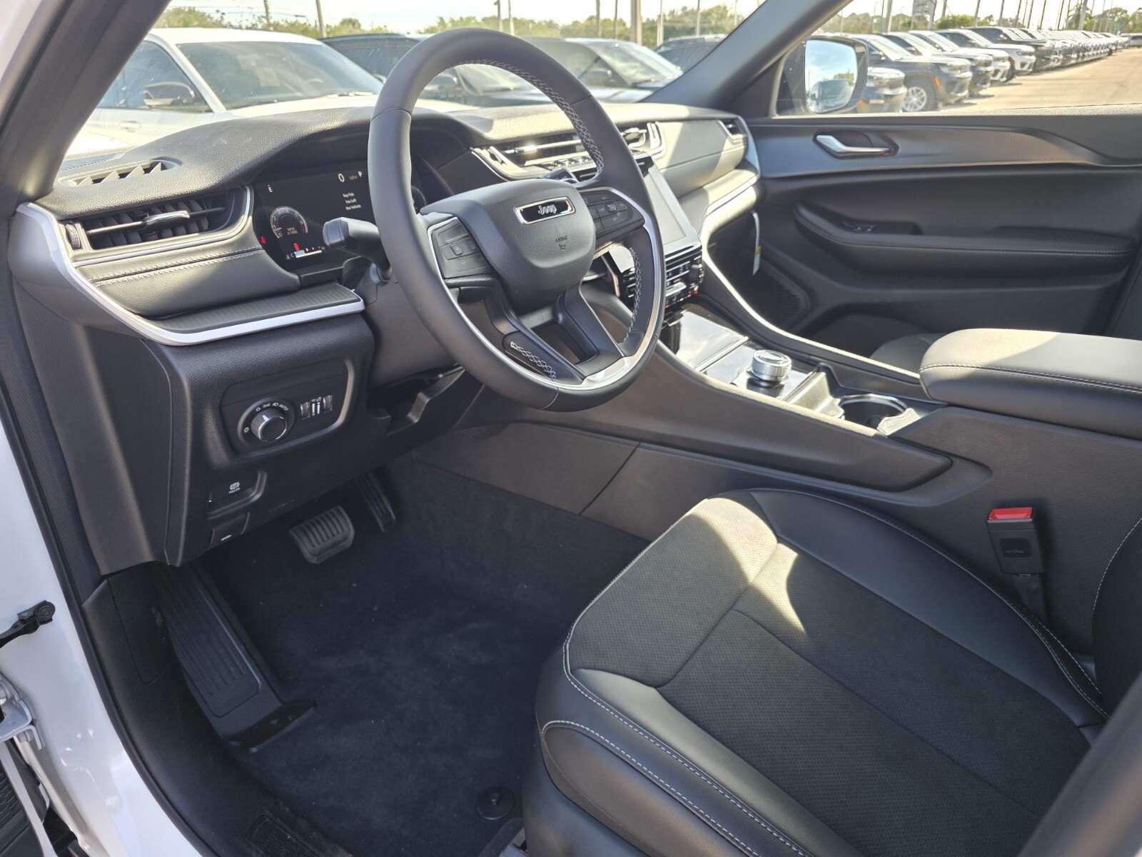 2025 Jeep Grand Cherokee - Photo 13