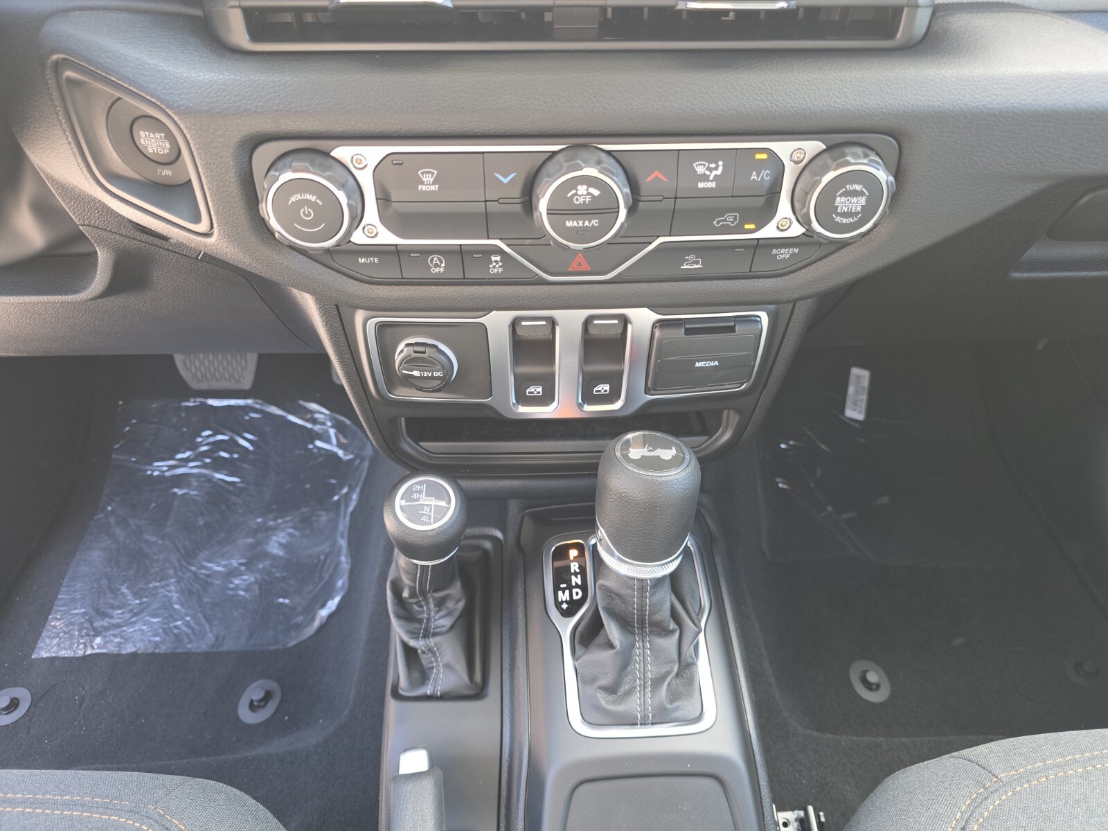 2026 Jeep Wrangler - Photo 15