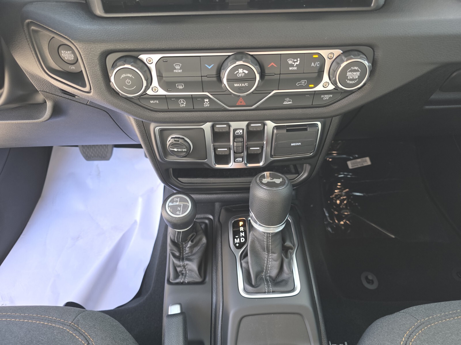 2026 Jeep Wrangler - Photo 15