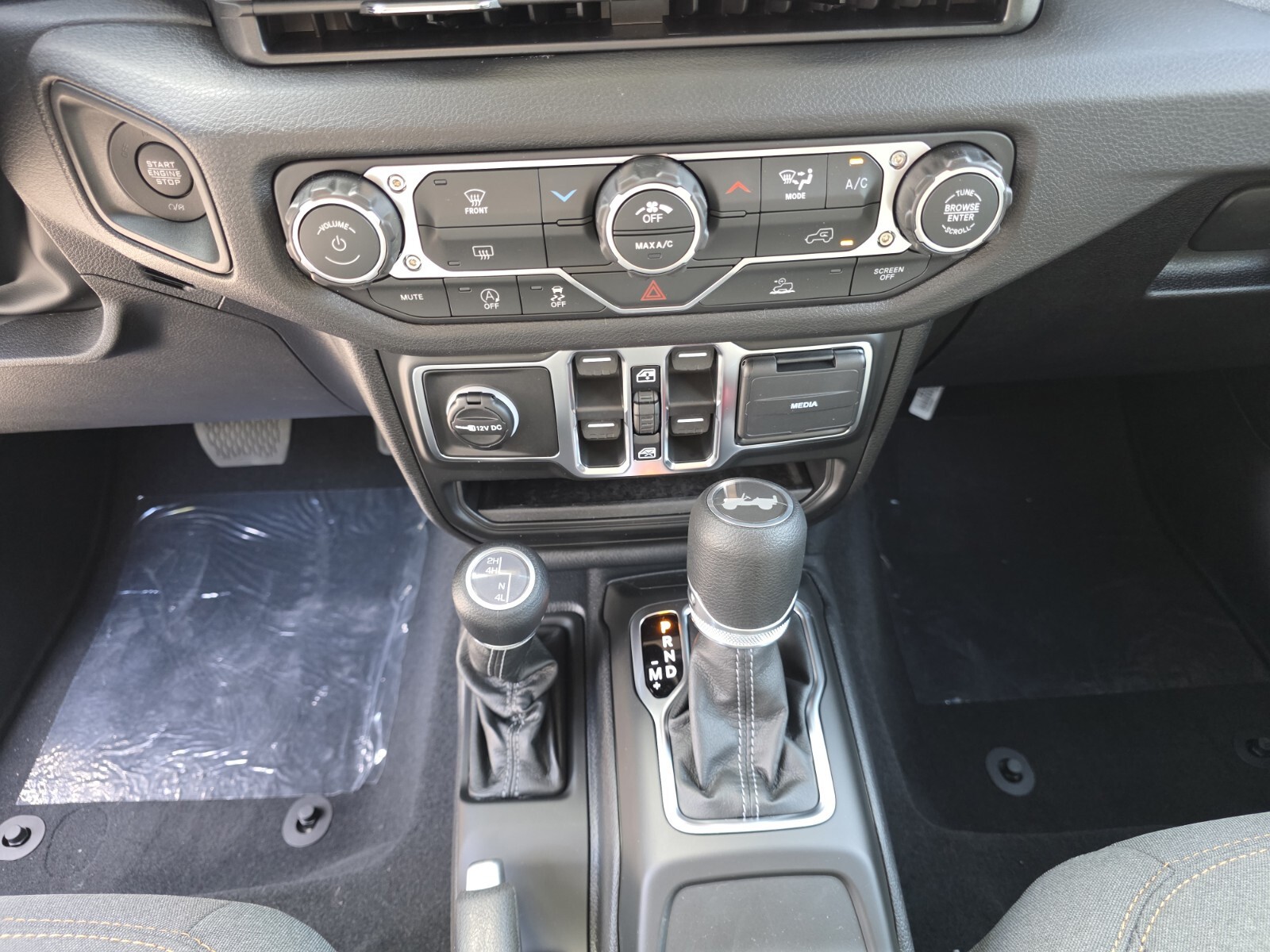 2026 Jeep Wrangler - Photo 15