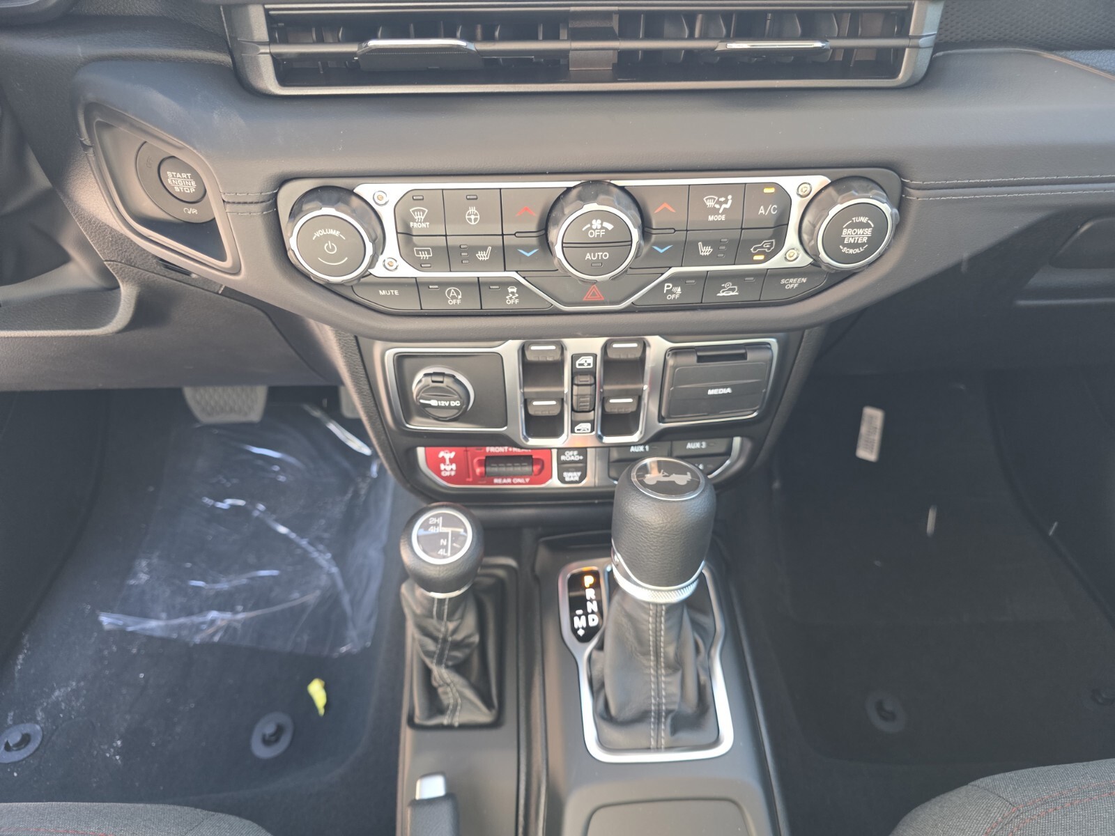 2026 Jeep Wrangler - Photo 15