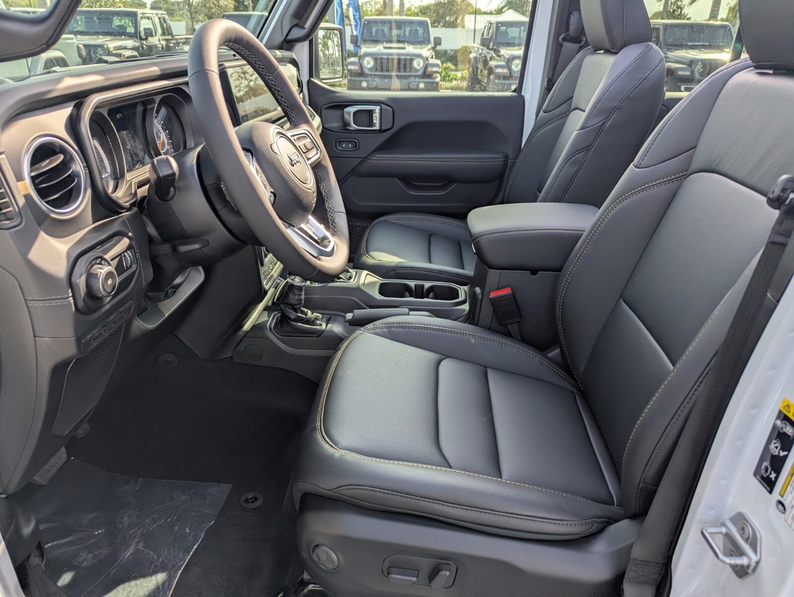 2026 Jeep Wrangler - Photo 13