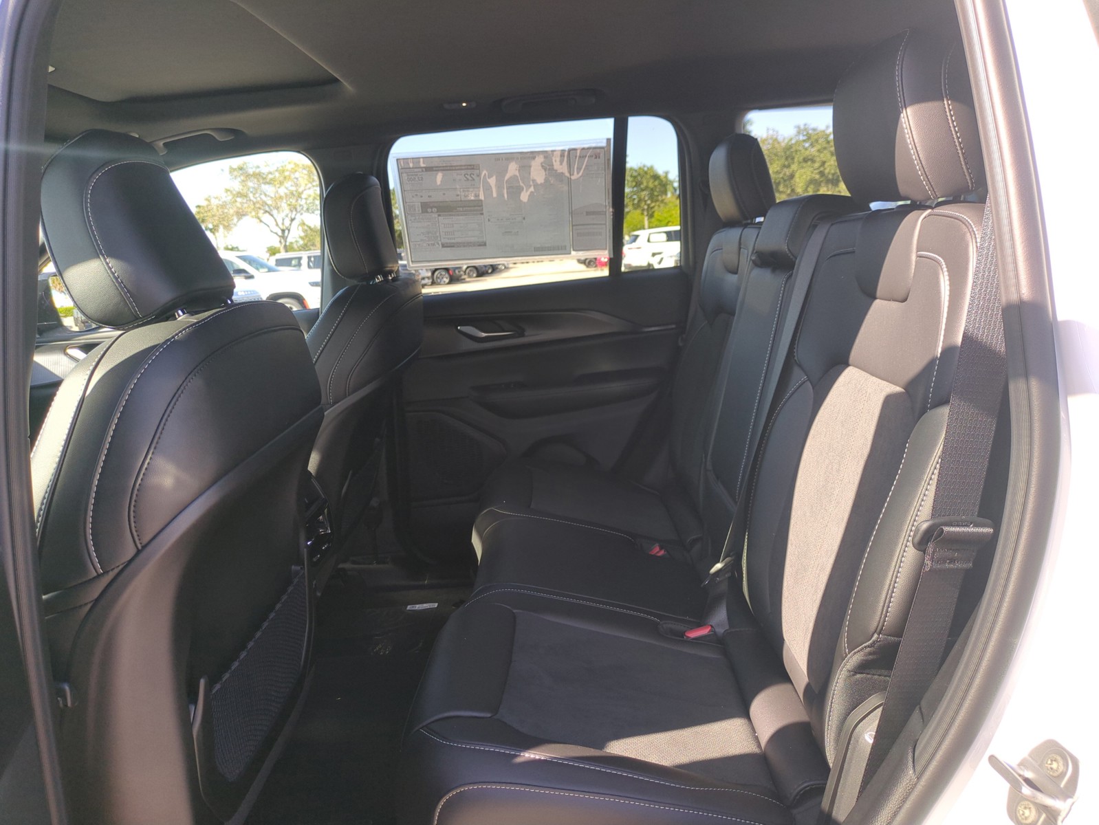 2025 Jeep Grand Cherokee - Photo 15