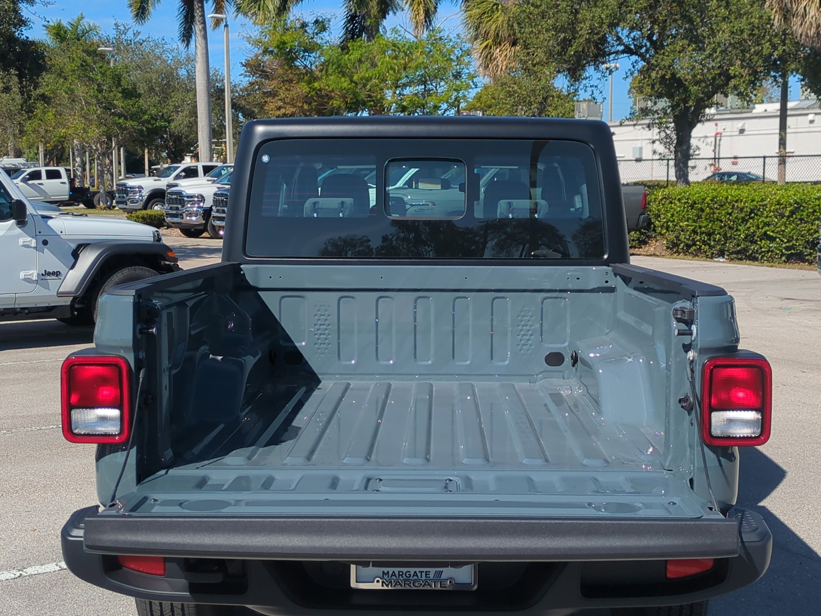 2026 Jeep Gladiator - Photo 15