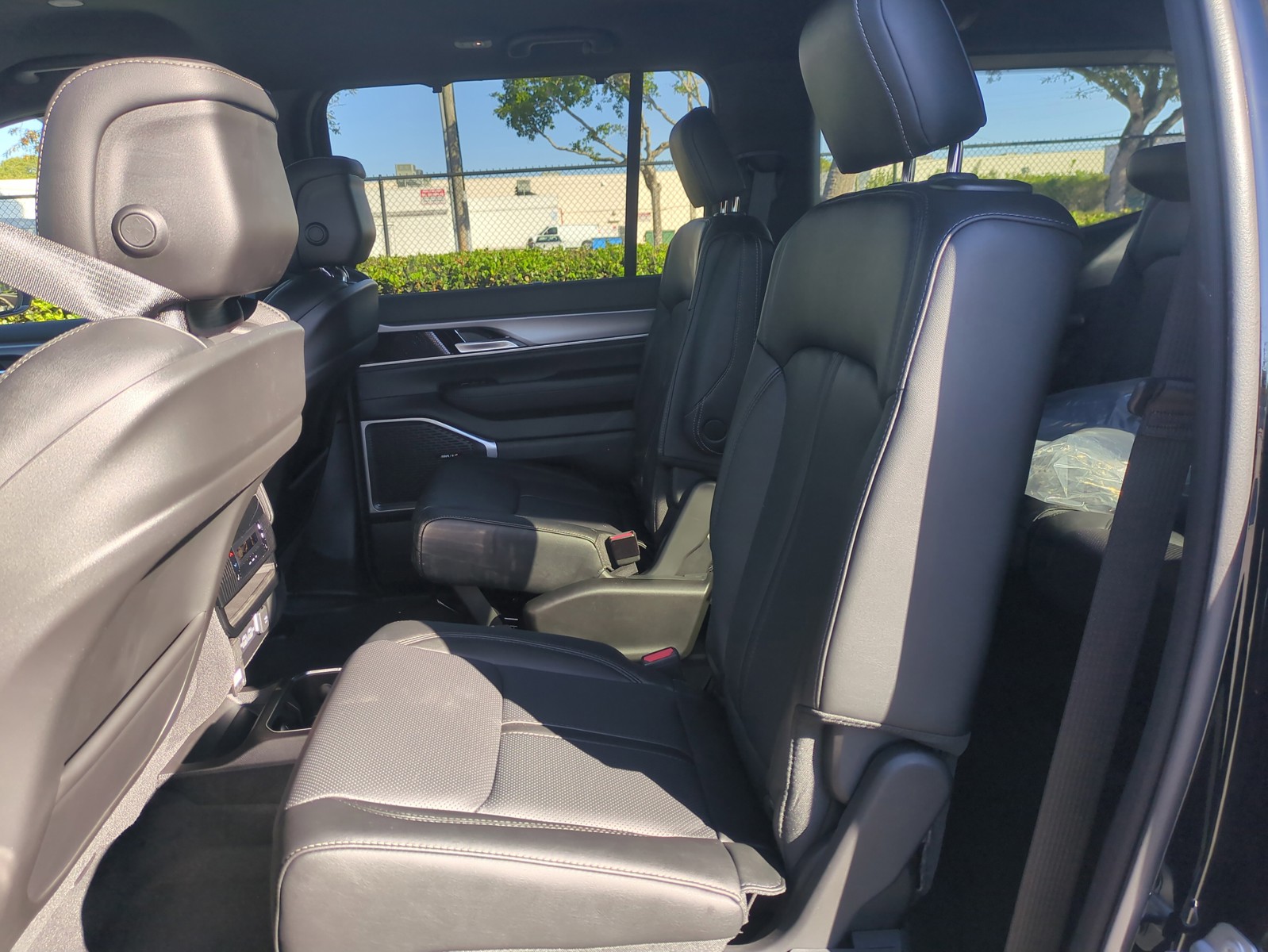 2026 Jeep Grand Wagoneer - Photo 15
