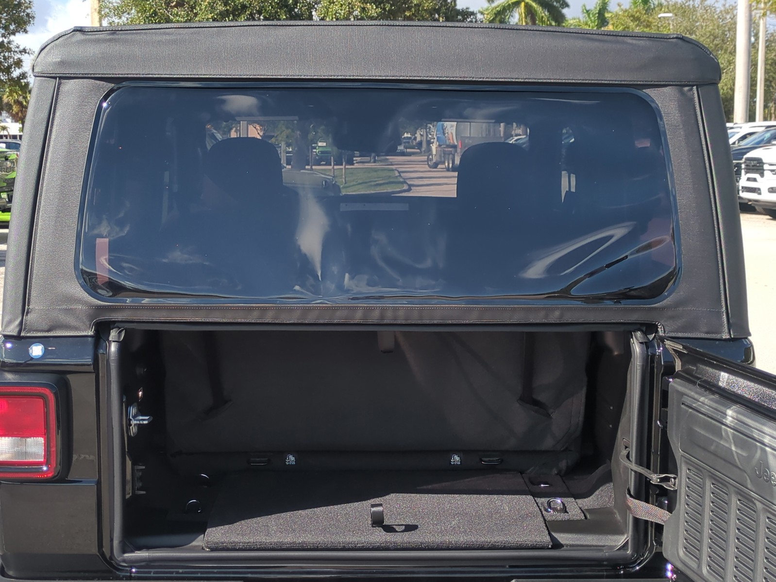 2026 Jeep Wrangler - Photo 15
