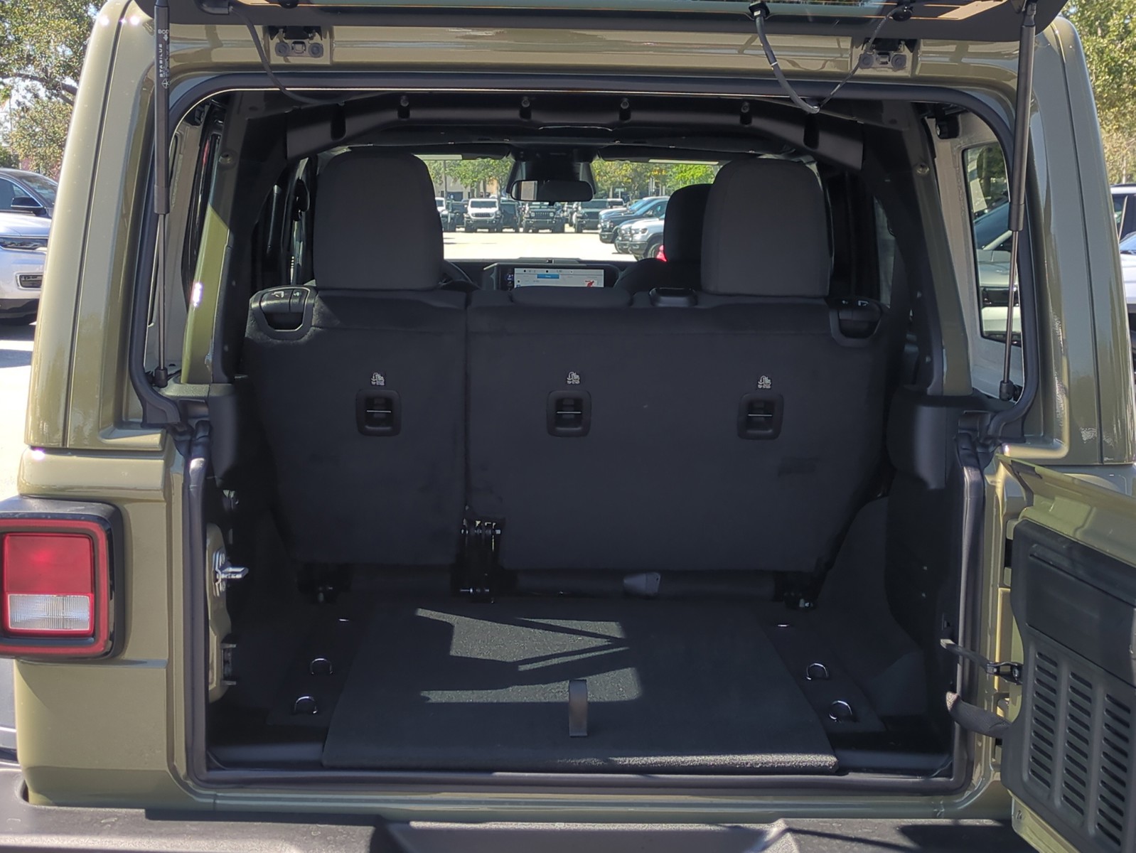 2026 Jeep Wrangler - Photo 14
