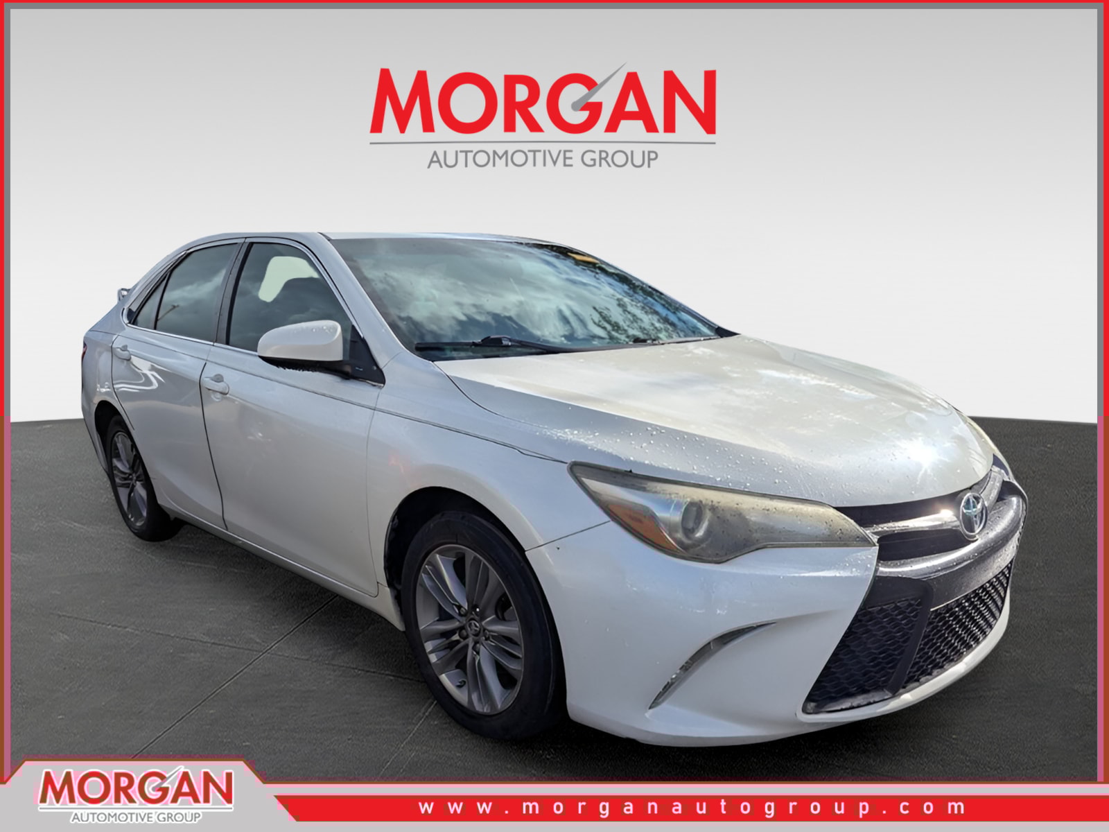 2015 Toyota Camry SE's photo