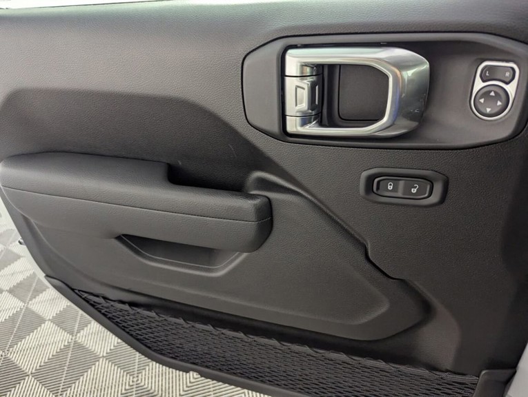 2026 Jeep Wrangler - Photo 29