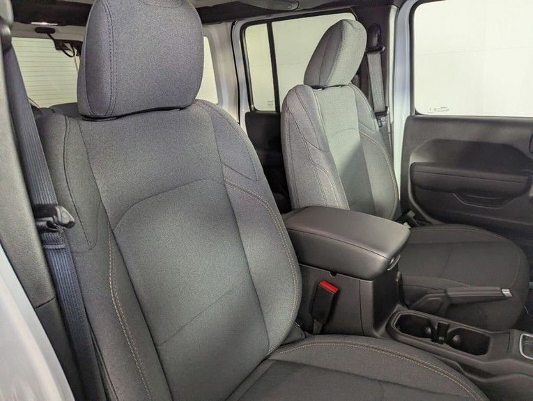 2026 Jeep Wrangler - Photo 34