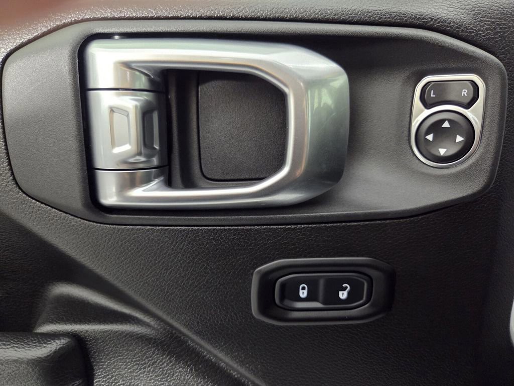 2025 Jeep Wrangler - Photo 12