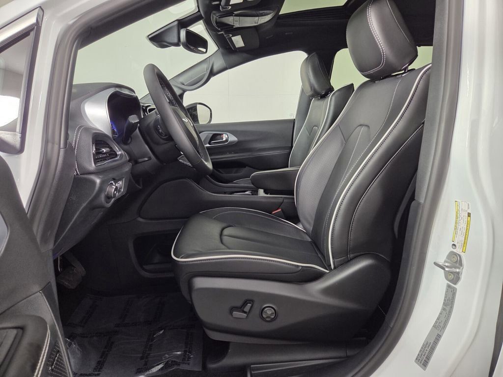 2026 Chrysler Pacifica - Photo 10