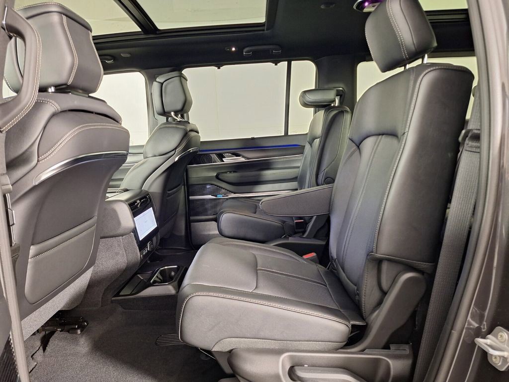 2026 Jeep Grand Wagoneer L - Photo 10
