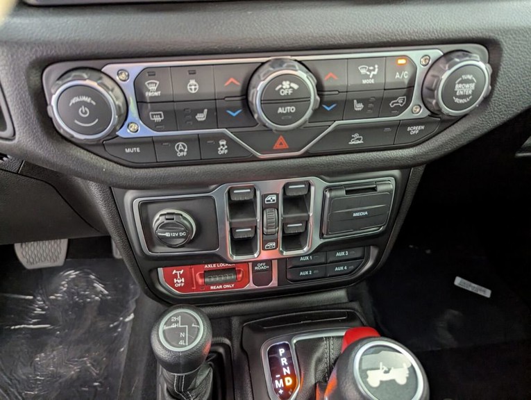 2026 Jeep Wrangler - Photo 23