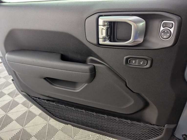 2026 Jeep Wrangler - Photo 26