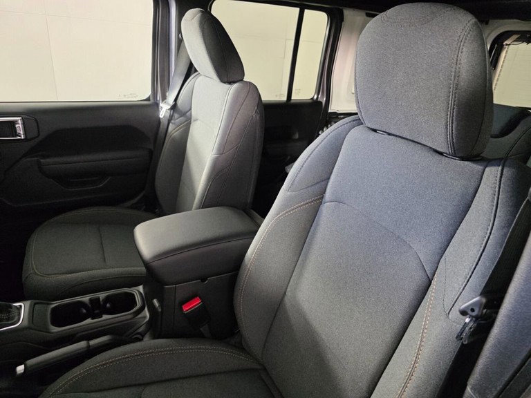 2026 Jeep Wrangler - Photo 12