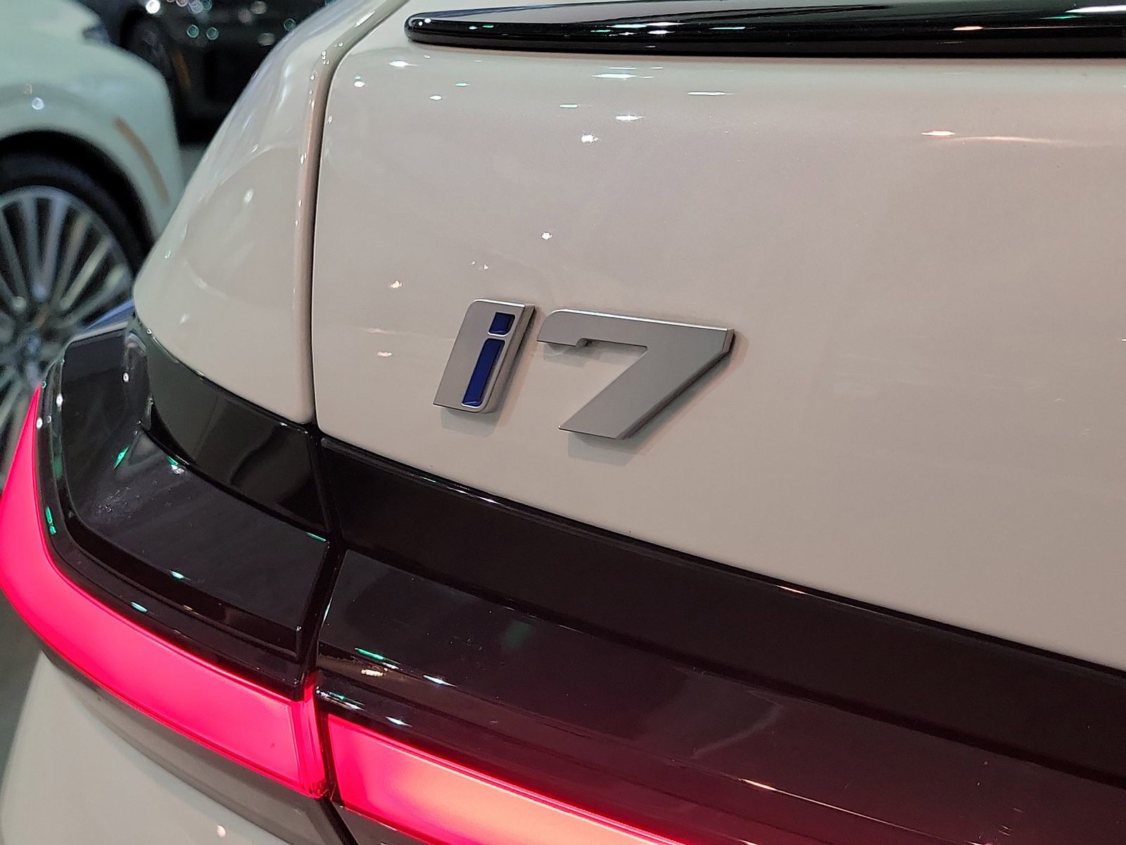 2025 BMW i7 - Photo 8