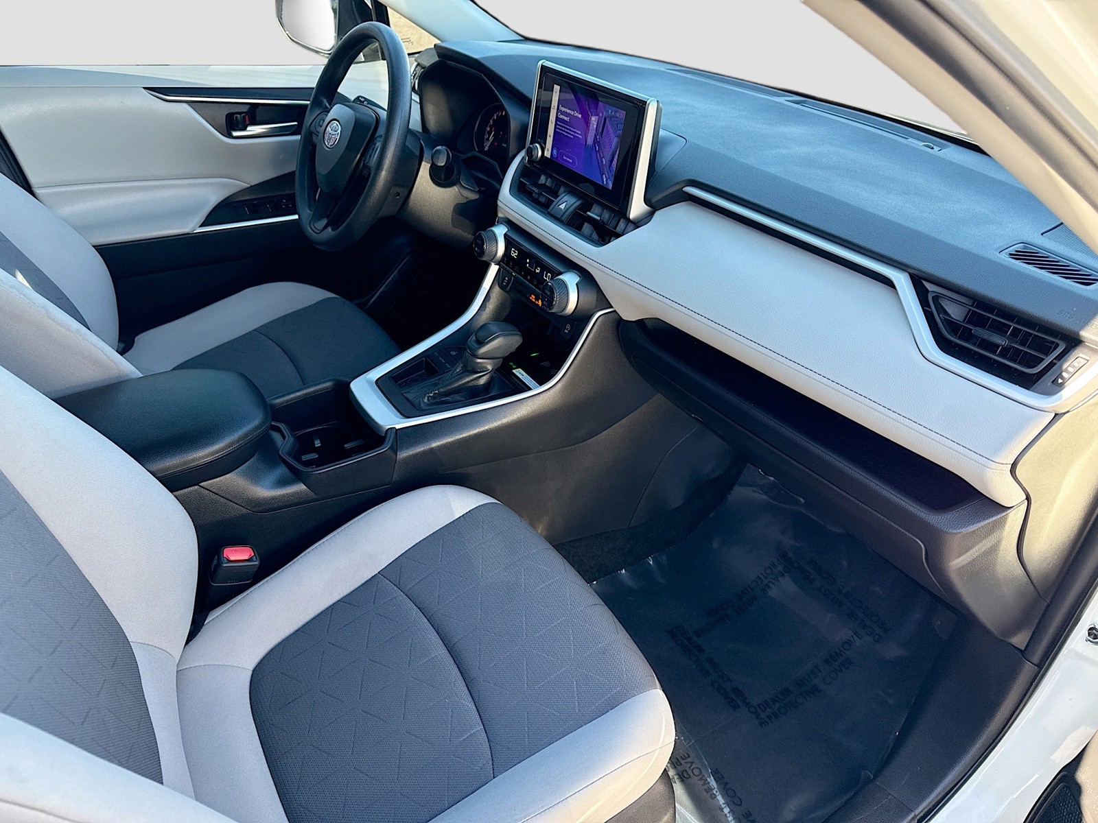 2024 Toyota RAV4 - Photo 14