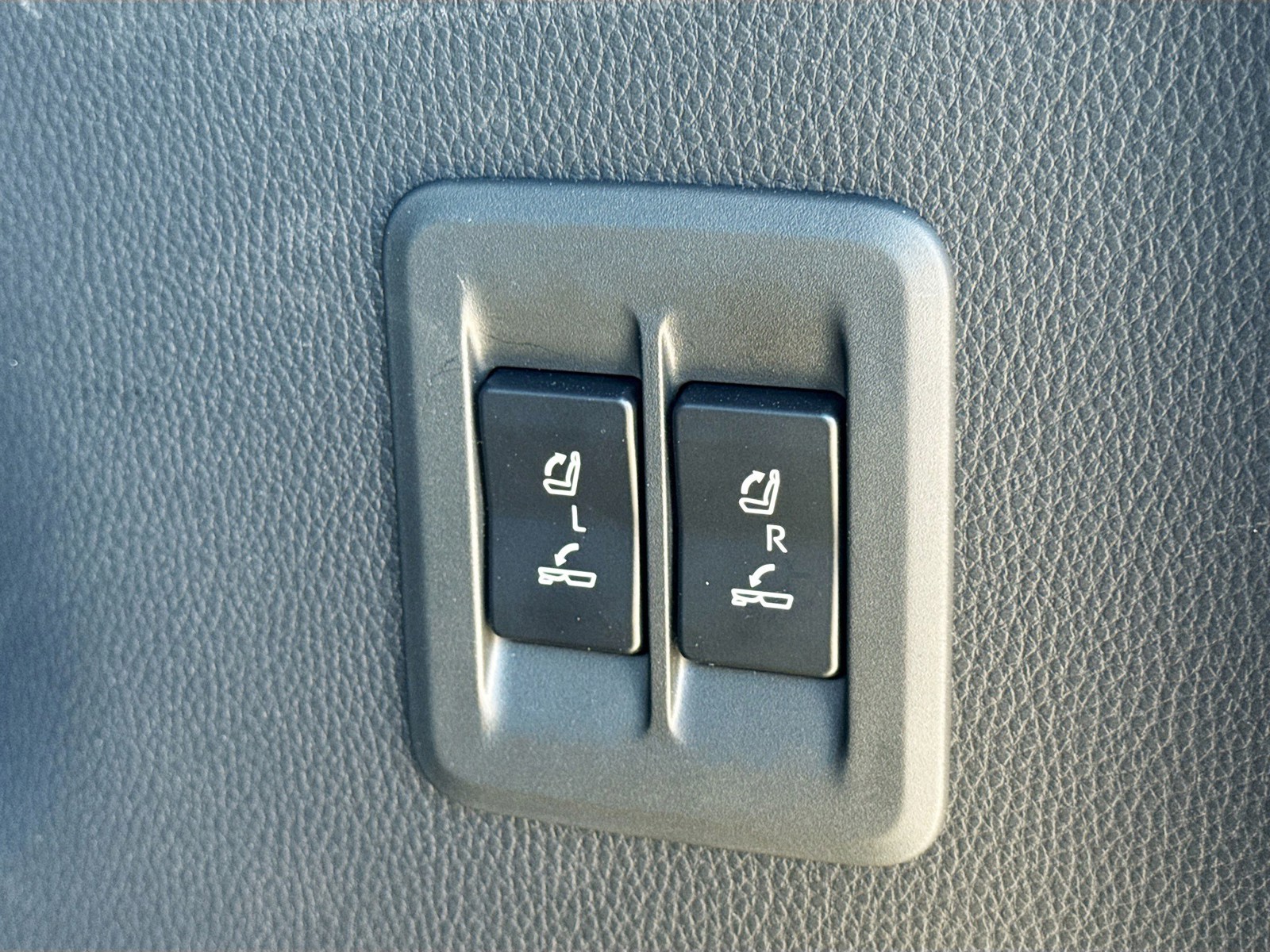2025 Lexus GX - Photo 13