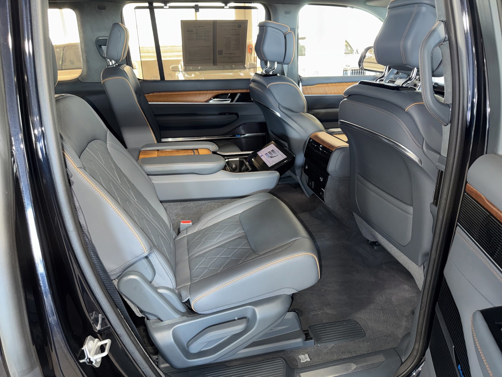 2023 Jeep Grand Wagoneer - Photo 12