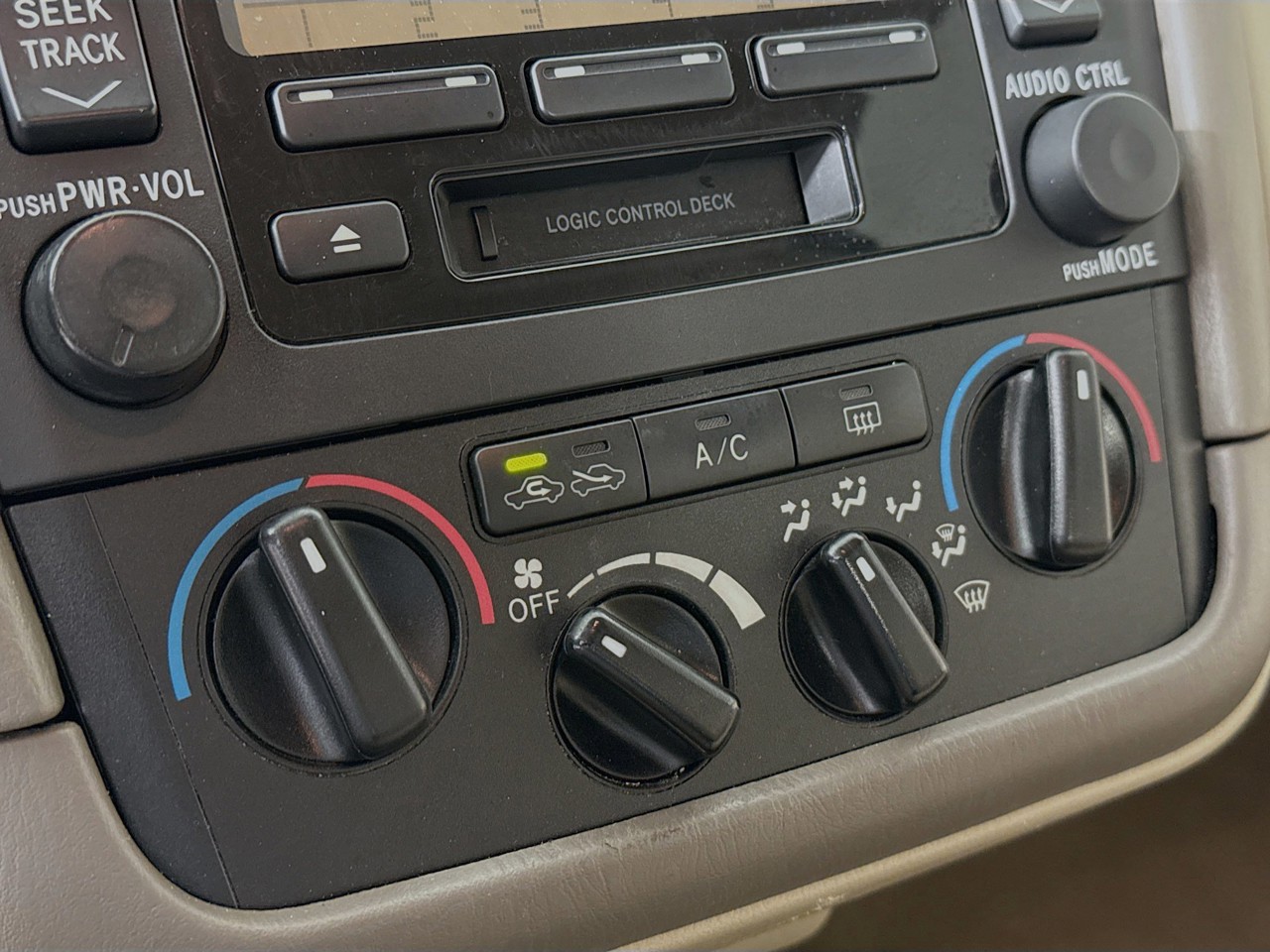 2003 Toyota Avalon - Photo 13