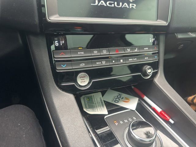 2020 Jaguar F-PACE - Photo 11