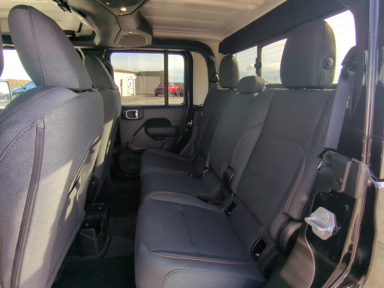 2026 Jeep Gladiator - Photo 15