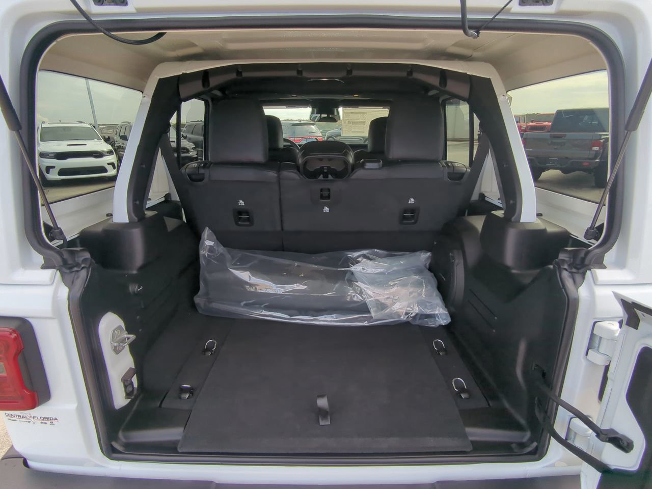 2026 Jeep Wrangler - Photo 14