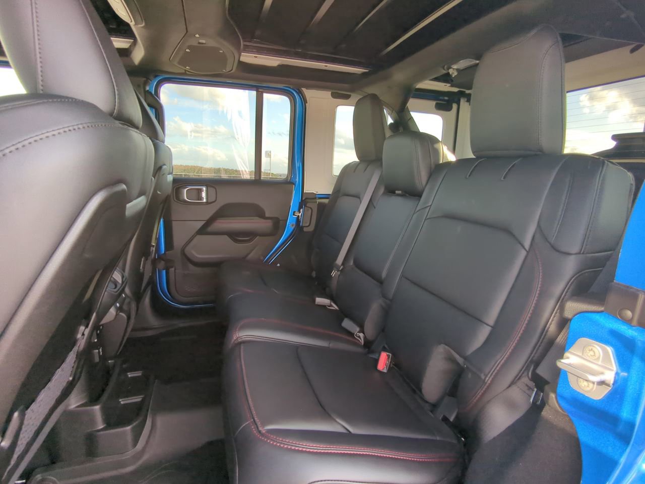 2026 Jeep Wrangler - Photo 15