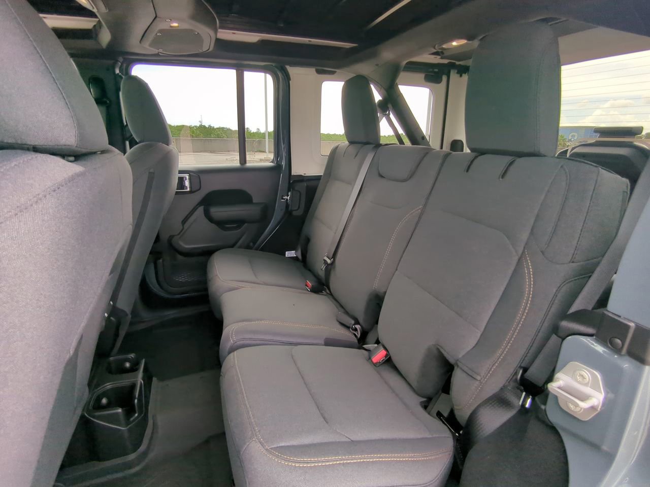 2025 Jeep Wrangler - Photo 15