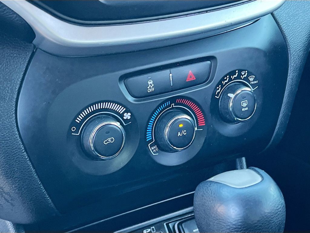 2016 Jeep Cherokee - Photo 15