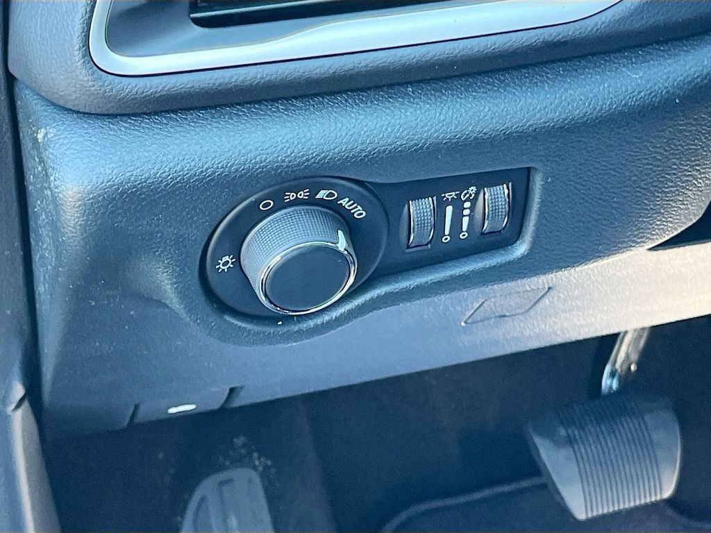 2026 Chrysler Voyager - Photo 10