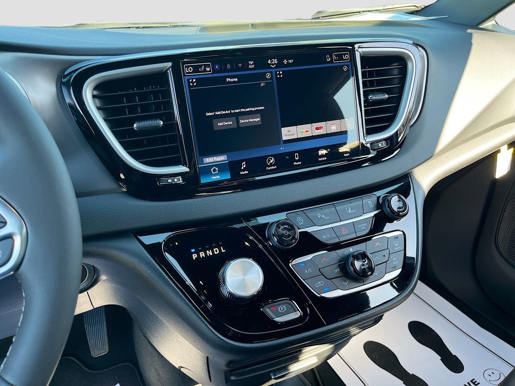 2026 Chrysler Voyager - Photo 14