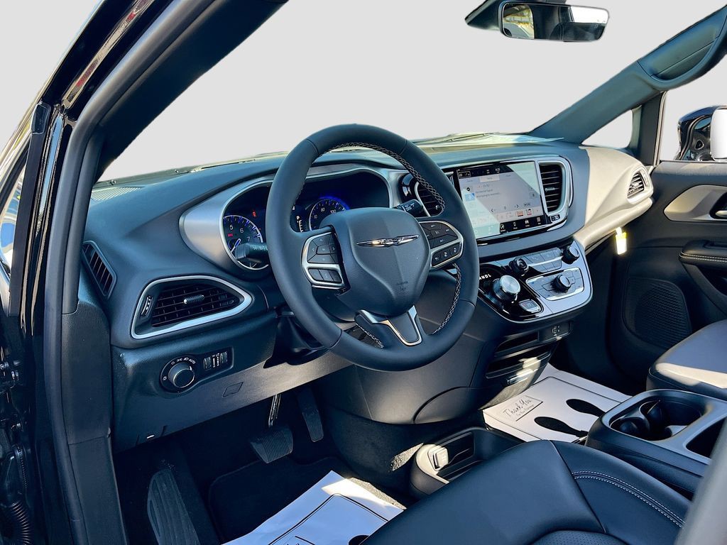 2026 Chrysler Voyager - Photo 9