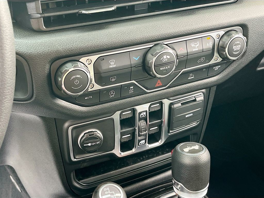 2026 Jeep Wrangler - Photo 15