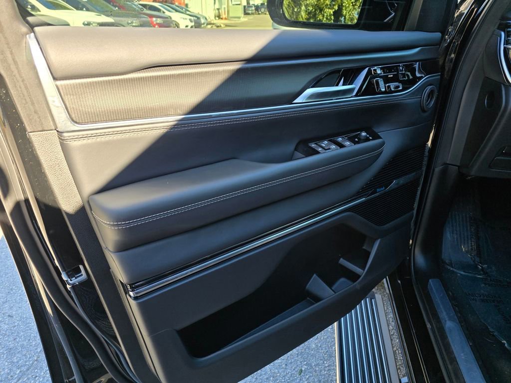2025 Jeep Grand Wagoneer - Photo 15