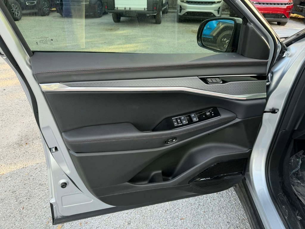 2025 Jeep Wagoneer S - Photo 12