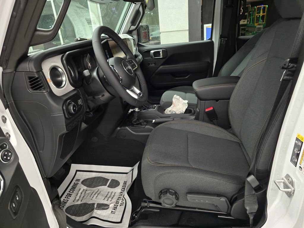 2025 Jeep Wrangler - Photo 15