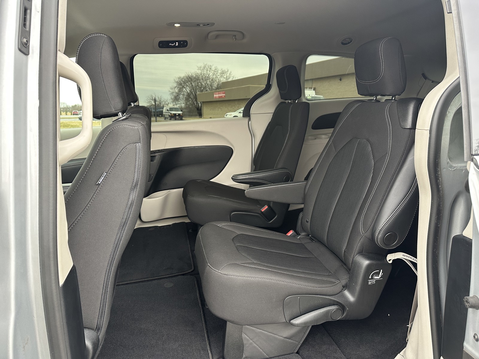 2022 Chrysler Voyager LX photo 10