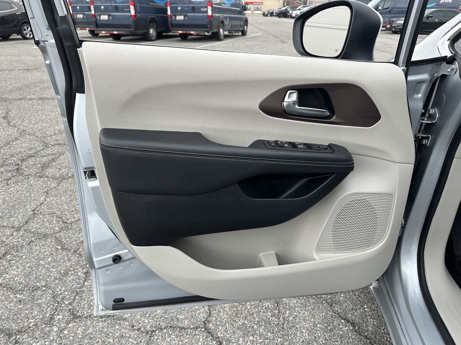 2022 Chrysler Voyager LX photo 12