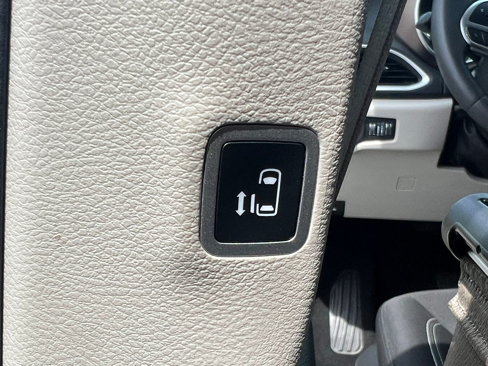 2022 Chrysler Voyager LX photo 10
