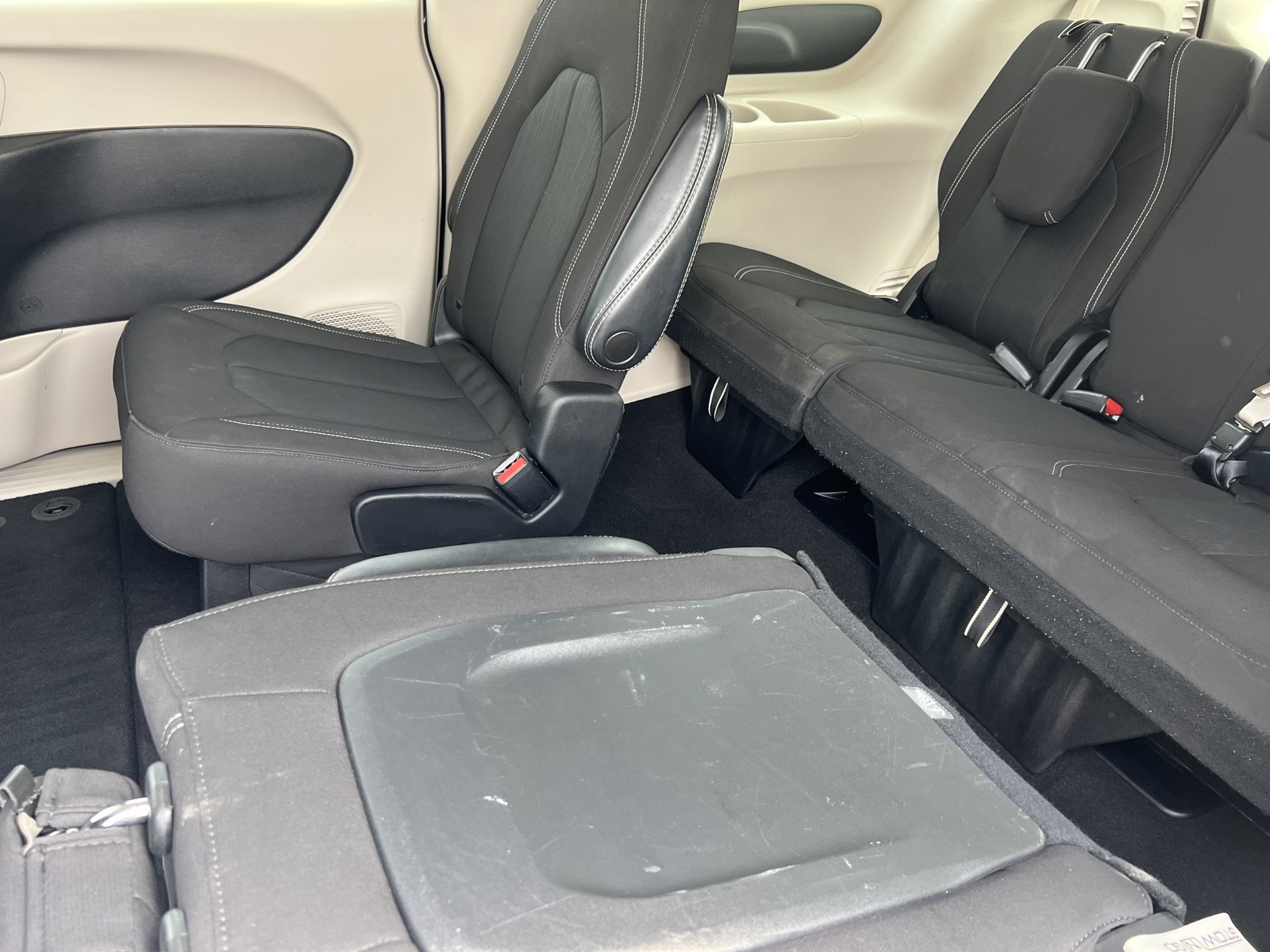 2022 Chrysler Voyager LX photo 11