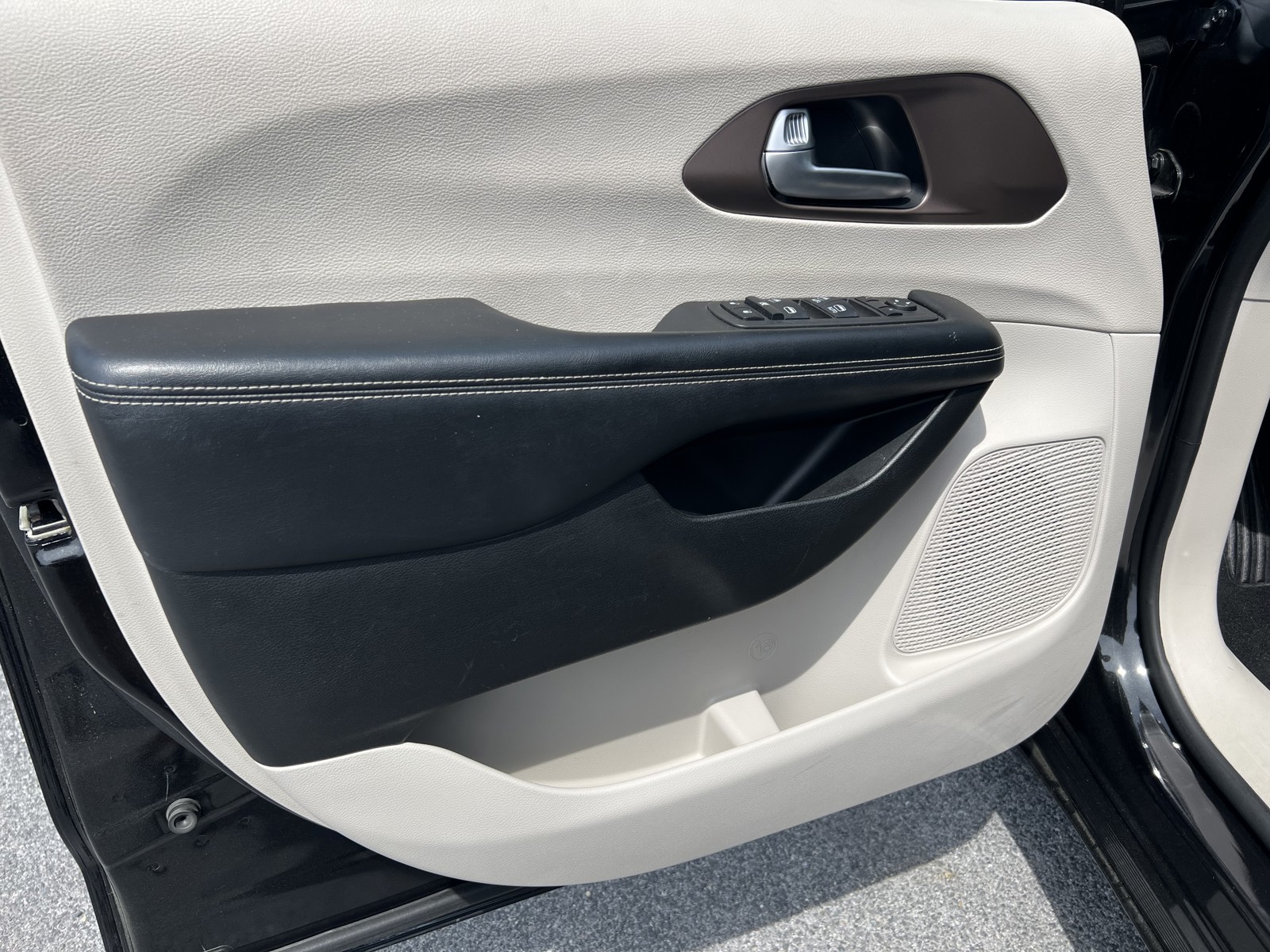 2022 Chrysler Voyager LX photo 14