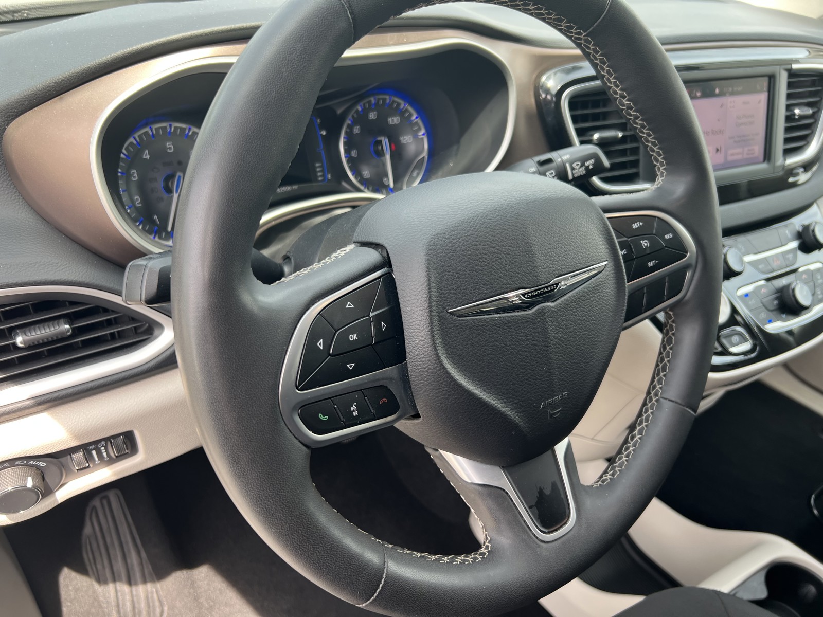 2022 Chrysler Voyager LX photo 15